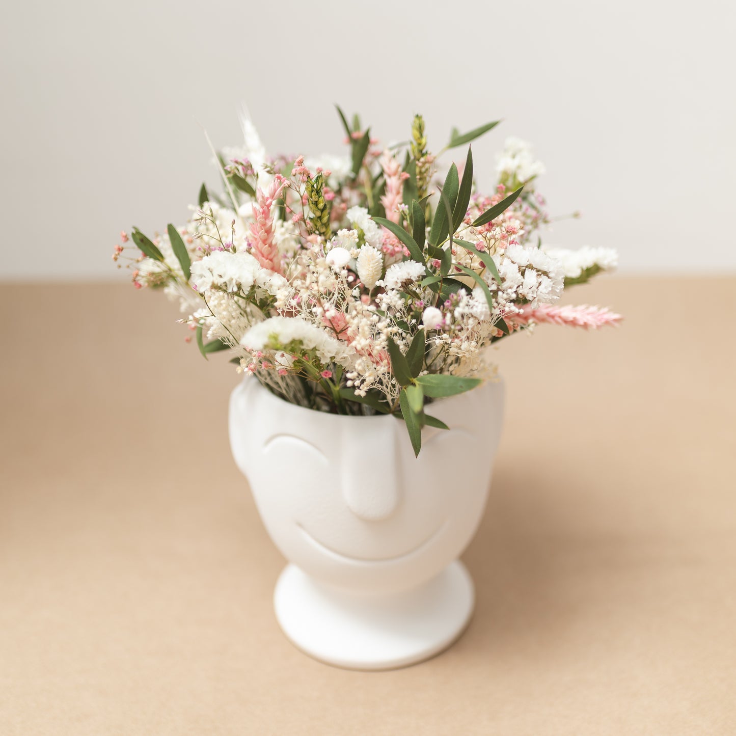 Arreglo floral de flores secas e naturales